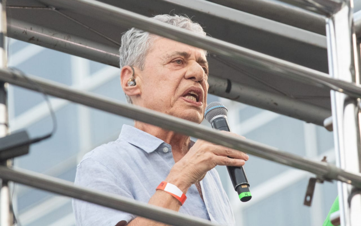 Chico Buarque participa de protesto em Copacabana - Érica Martin/Agência O DIA