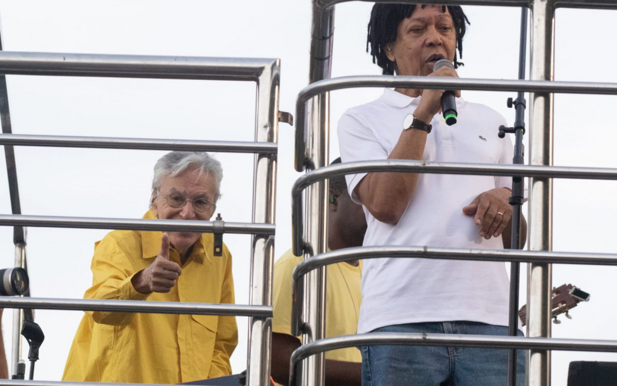 Caetano Veloso e Djavan durante protesto em Copacabana - Érica Martin/Agência O DIA
