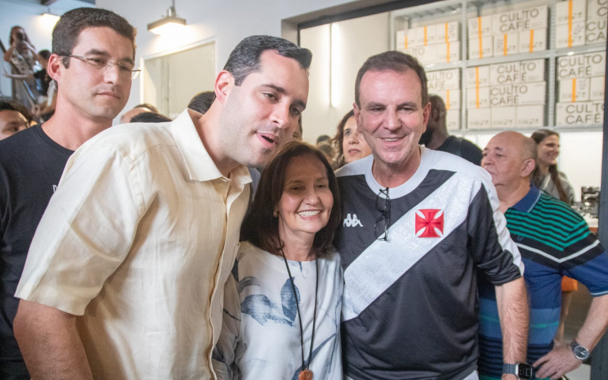 Eduardo Paes esteve na inauguração ao lado do vice, Eduardo Cavalieri, e da deputada Martha Rocha