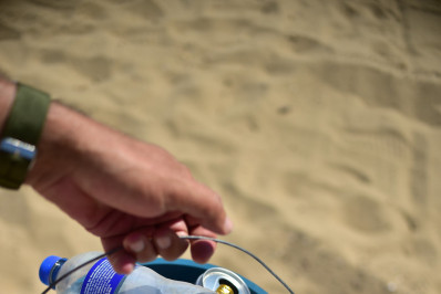 Niterói participa com voluntários do Clean Up Day em diversas praias da cidade