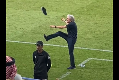 Vídeo: Jorge Jesus se irrita em goleada do Al-Nassr e perde sapato ao chutar a bola