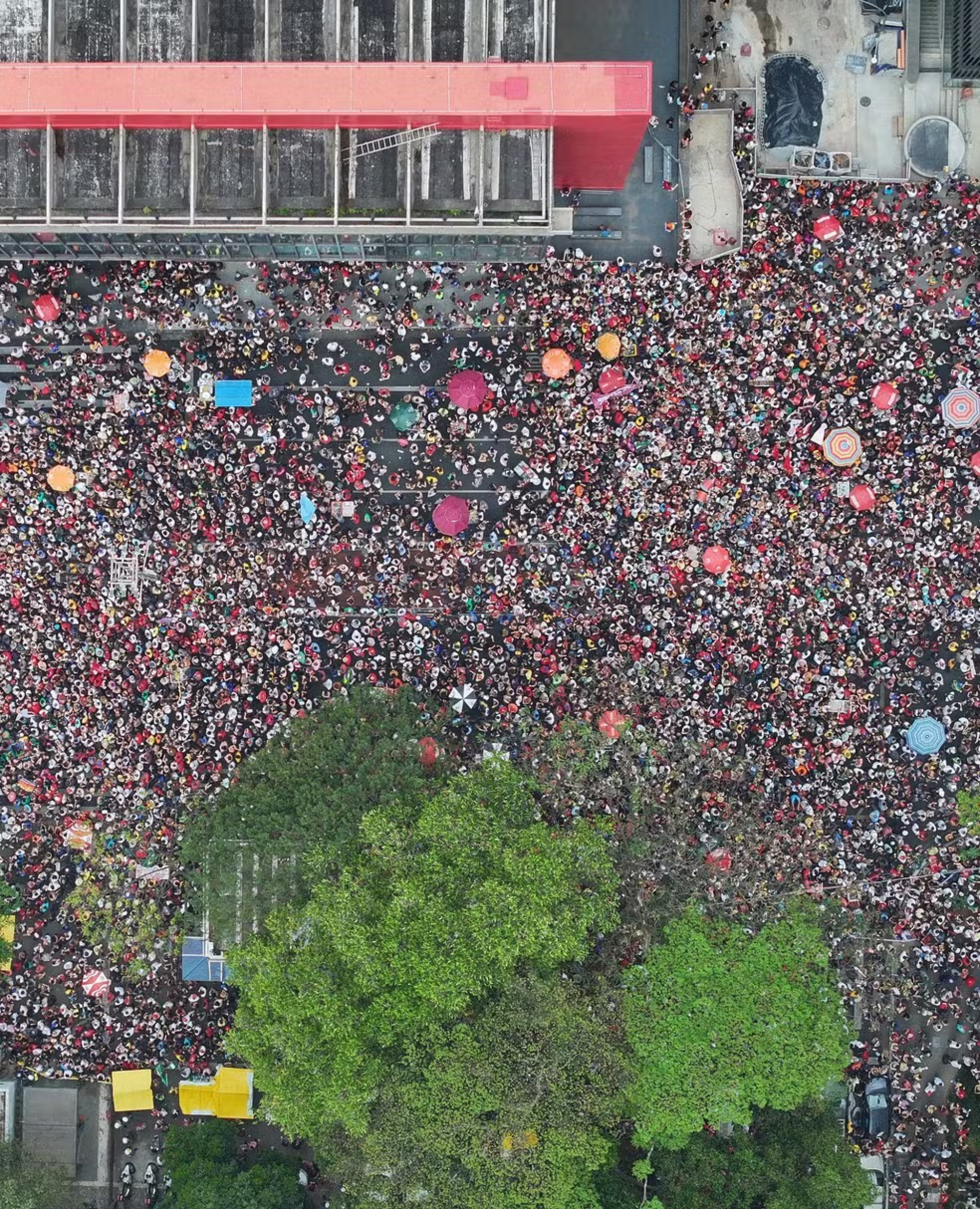 Manifestantes fazem protesto em frente ao Masp, na Avenida Paulista