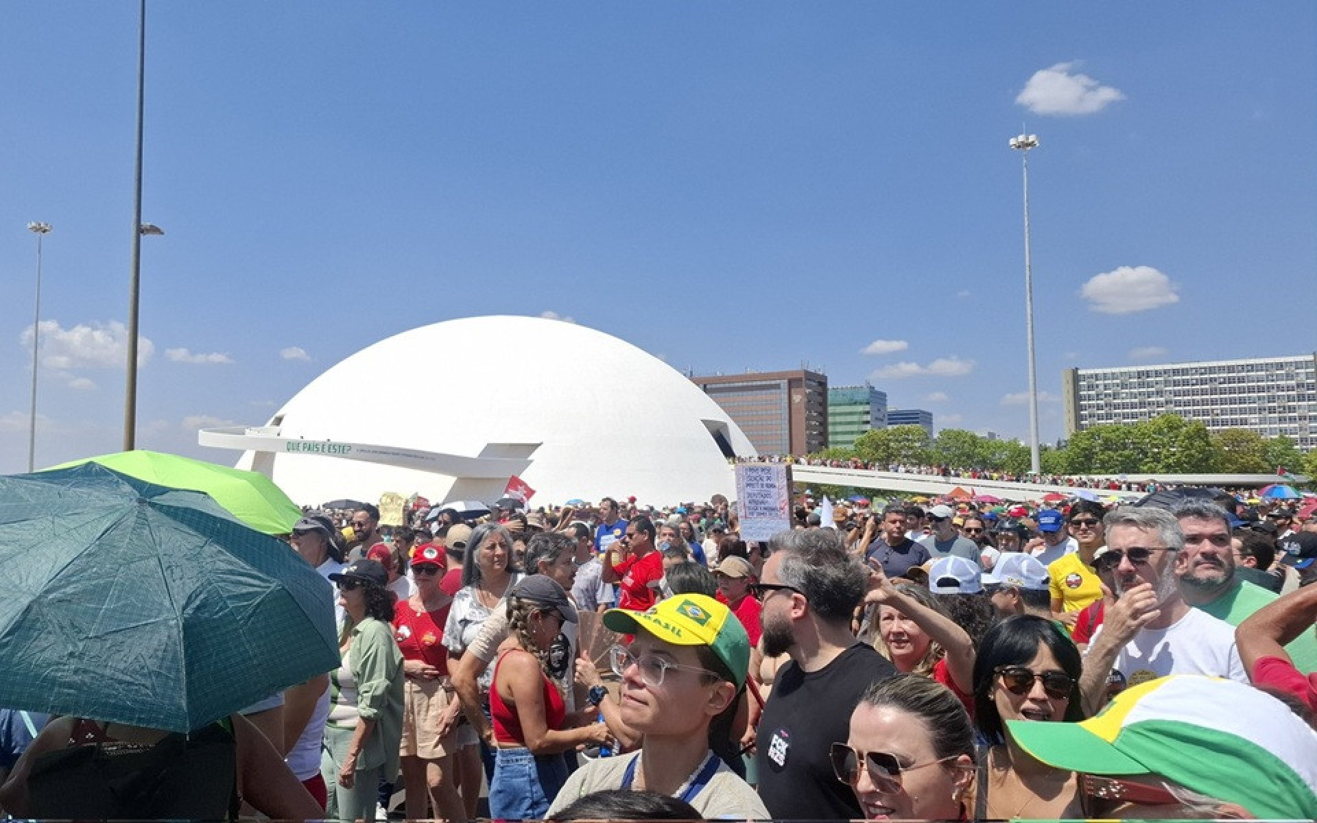 Protestos em Brasília criticam proposta de anistia e PEC da Blindagem - Reprodução / X