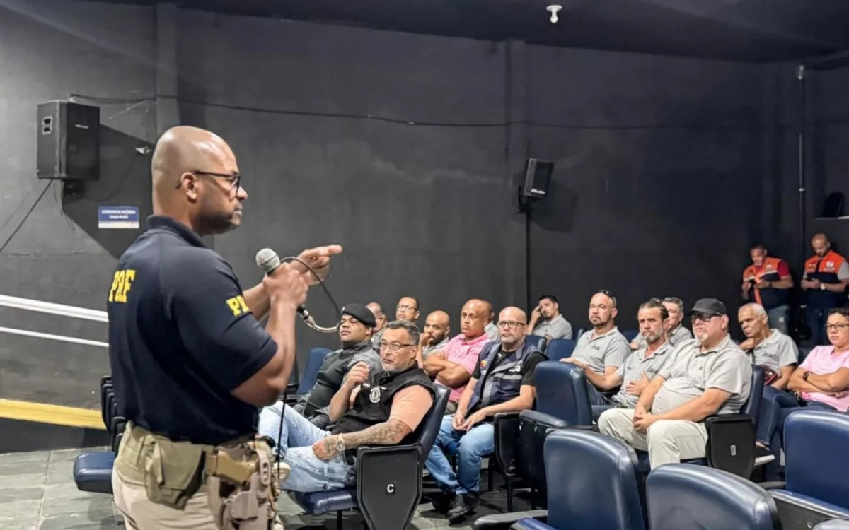 Servidores participam de palestra sobre segurança viária ministrada pela Polícia Rodoviária Federal durante a abertura da Semana Municipal do Trânsito