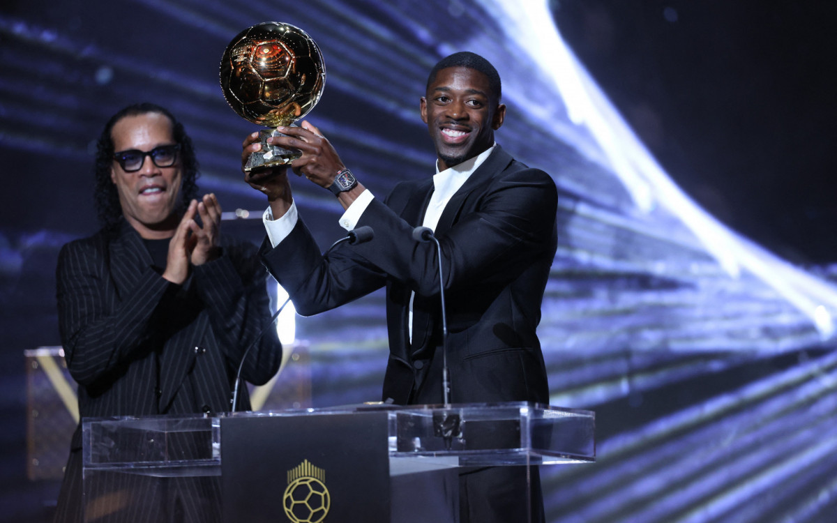 Na cerimônia, em Paris, Ousmane Dembélé recebeu a Bola de Ouro pelas mãos de Ronaldinho Gaúcho