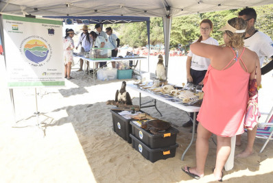 Maricá realiza mutirão de limpeza na Praia de Itaipuaçu, distribuição de mudas e educação ambiental
