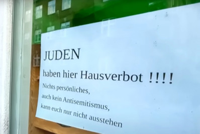 Comerciante alemão pendura placa proibindo a entrada de judeus; polícia determina retirada