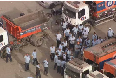 Funcionários terceirizados da Comlurb fazem paralisação 