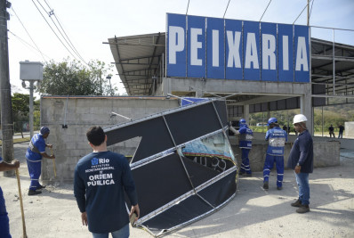Galpões construídos irregularmente são demolidos em Guaratiba