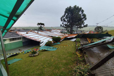 Temporal destelha escola, derruba árvores e afeta 1,6 mil pessoas no Paraná