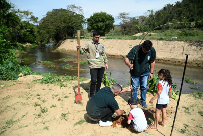 Barra Mansa realiza ação de reflorestamento às margens do Rio Bananal