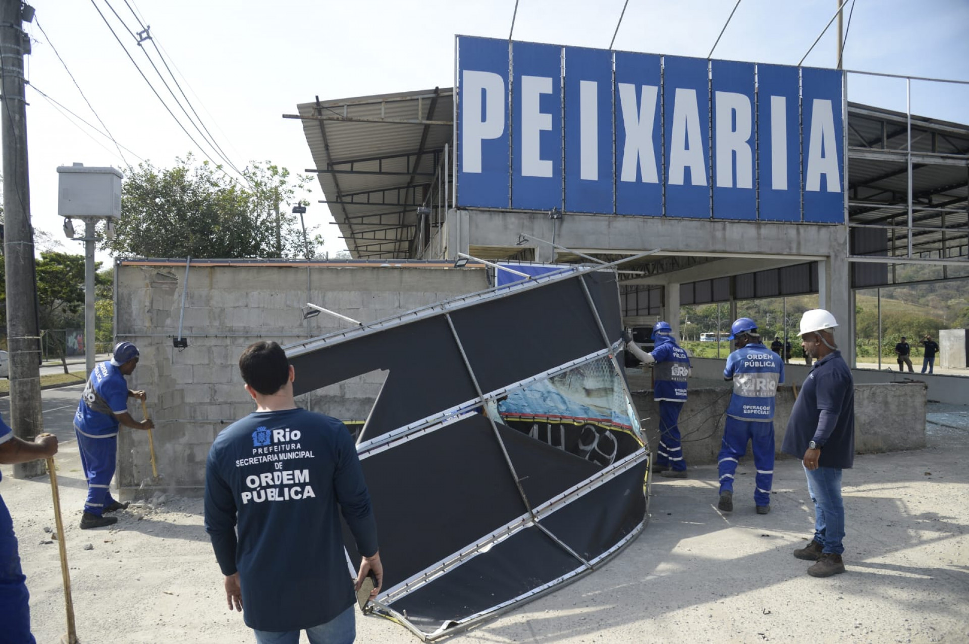 Galpão em Guaratiba funcionava como peixaria - Fabio Costa / Seop