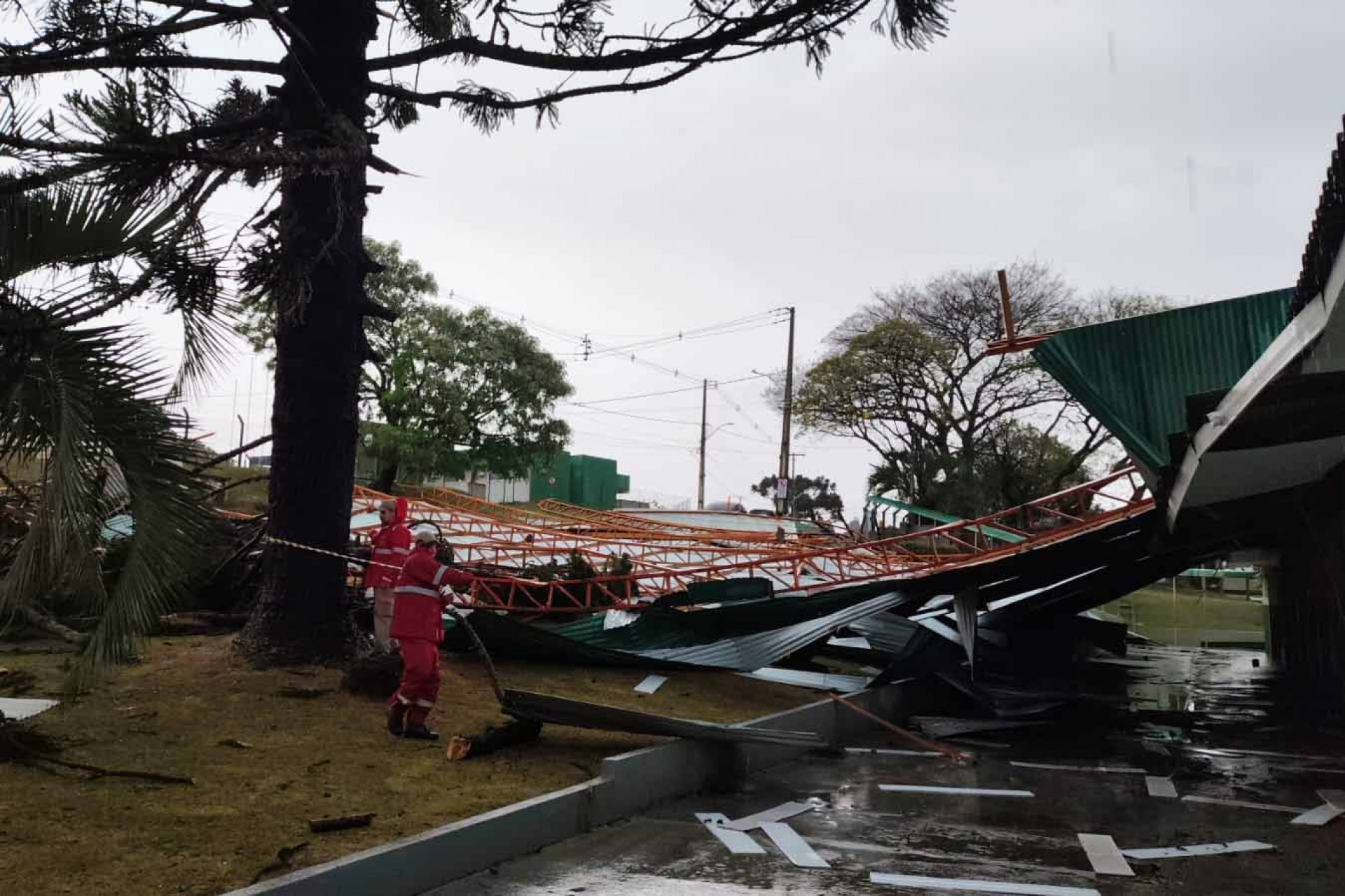 Diversos edifícios foram danificados com os temporais - Divulgação / CBMPR