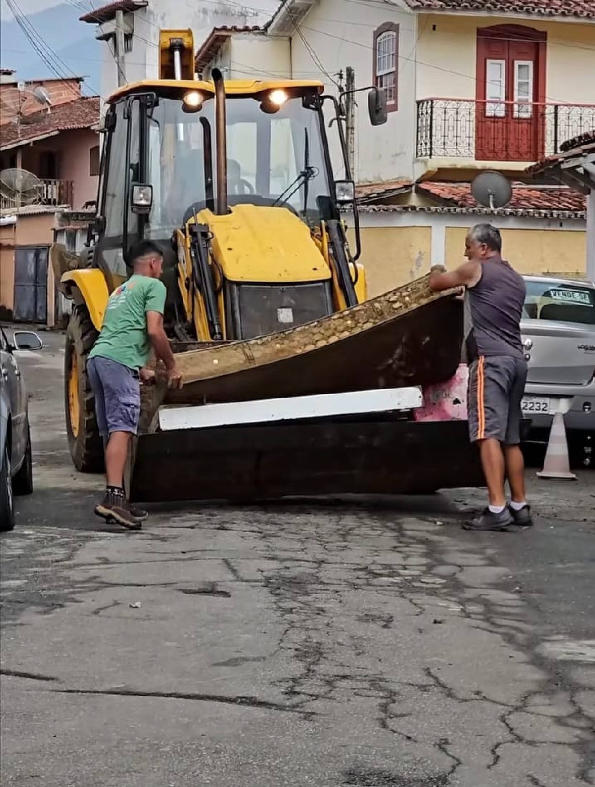 Moradores retirando entulhos das casas invadidas pela maré alta