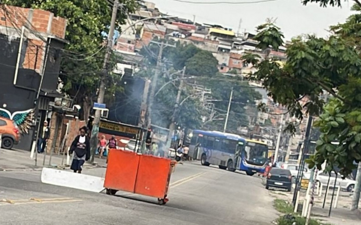 Ônibus usados como barricadas em Costa Barros