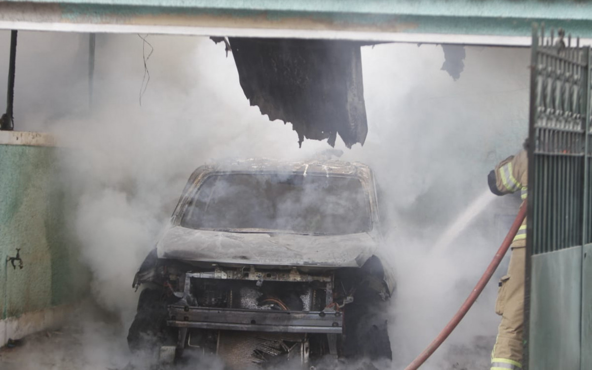 Bombeiros combateram as chamas do ve&iacute;culo parado na garagem de uma casa
