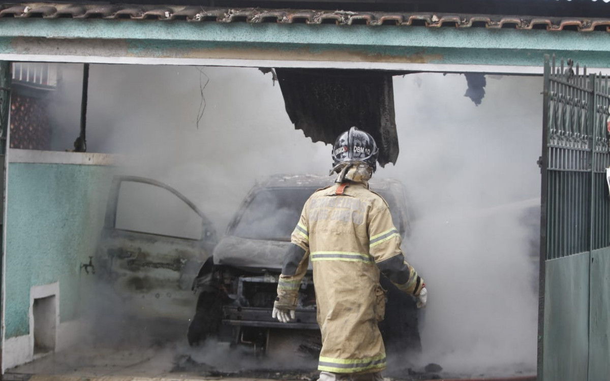 Bombeiros combateram as chamas do ve&iacute;culo parado na garagem de casa