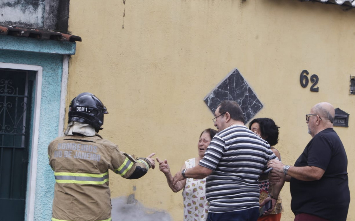 Incêndio em veículo causaram uma densa camada de fumaça em Bonsucesso
