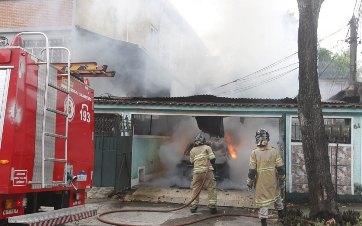 Incêndio em veículo causaram uma densa camada de fumaça em Bonsucesso