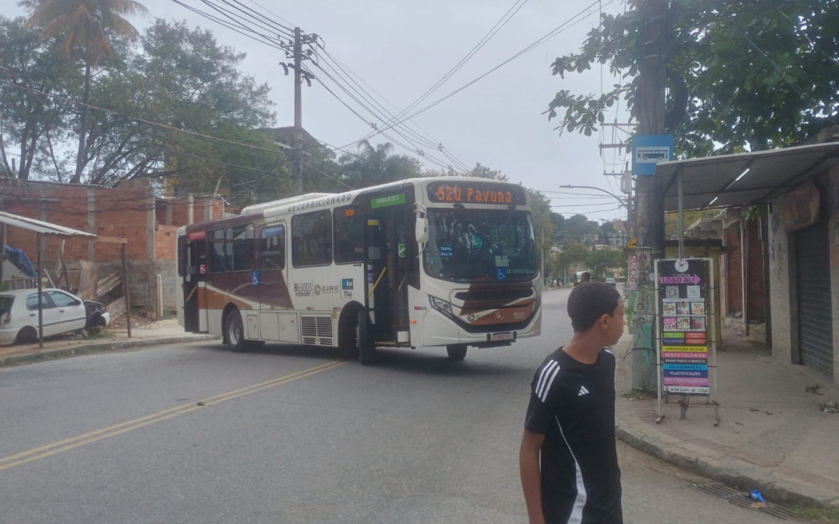 Ônibus usados como barricadas em Costa Barros - Rede Social