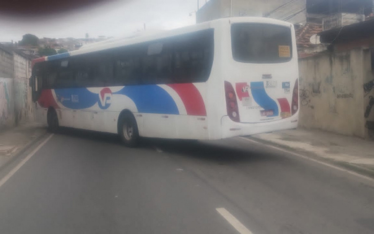 Ônibus usados como barricadas em Costa Barros - Rede Social