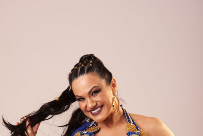 Dalilah Zhuk comemora 50 anos de idade e 20 de belly dance lançando livro espiritualista