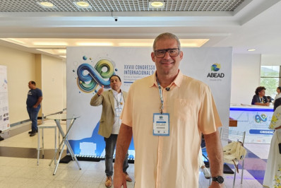 Autores exaltam faixa-preta Rafael Carino em lançamento de livro sobre dependência química