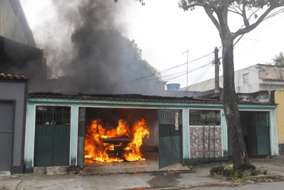 Carro pega fogo dentro de garagem em Bonsucesso