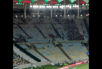 Confusão na torcida do Lanús atrasa segundo tempo em duelo com o Fluminense