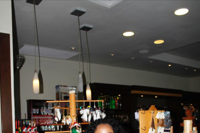 Na Jamaica, Lorena Maria exibe curvas em cliques de biquíni após cirurgias plásticas