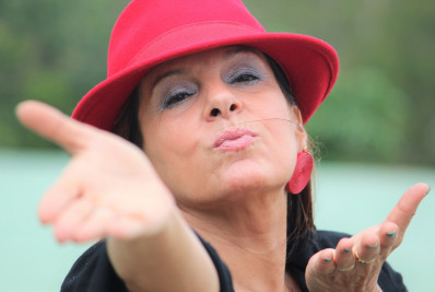 Valerie Lu canta 100 anos de canções francesas na Sala Nelson