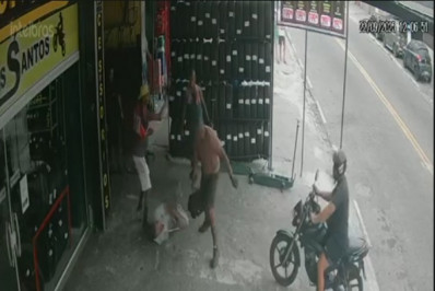 Vídeo! Funcionário de borracharia agride patrão idoso com sacola de ferramentas e acaba preso