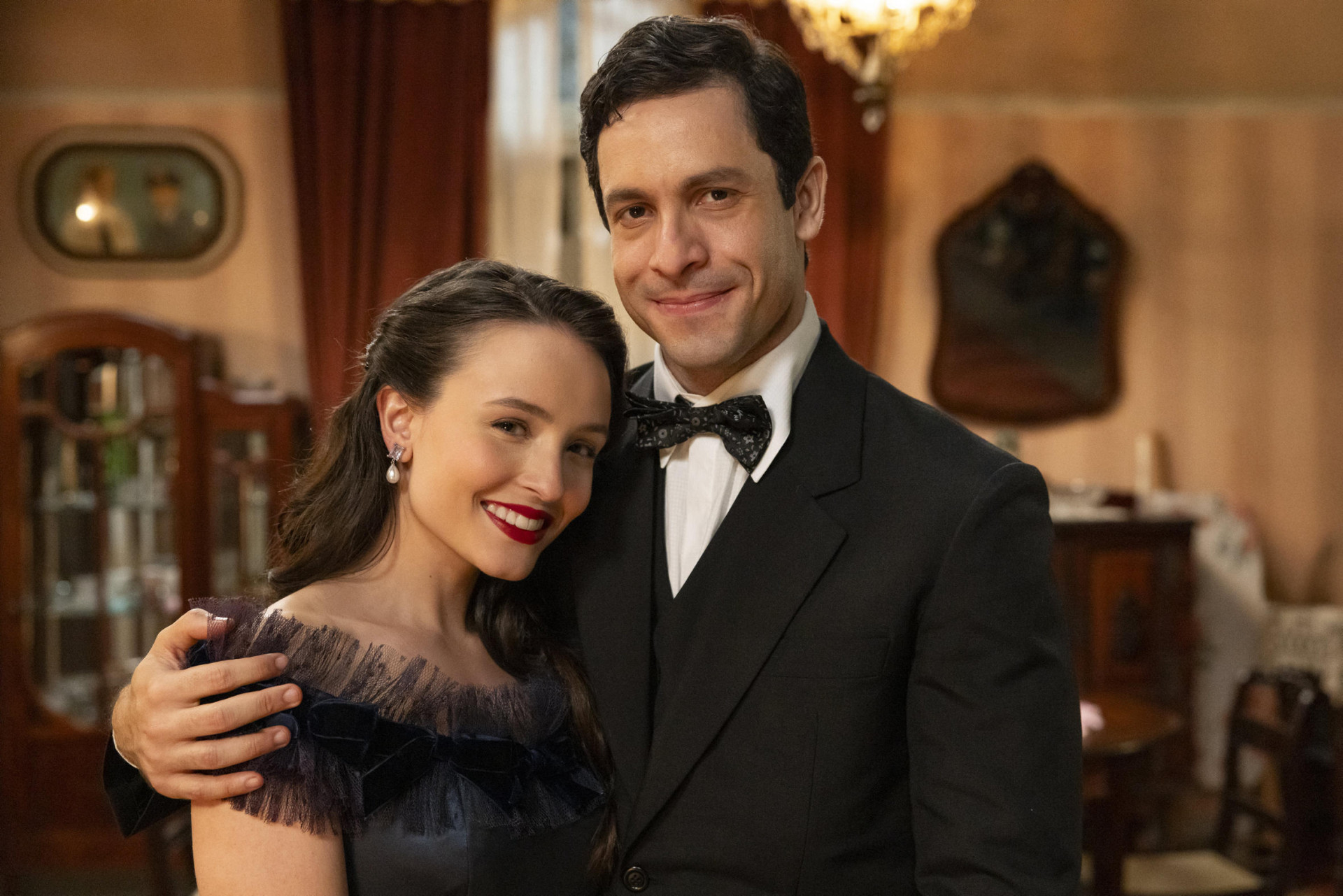 Celso (Rainer Cadete) vive um relacionamento com Estela (Larissa Manoela) - Fabio Rocha / TV Globo