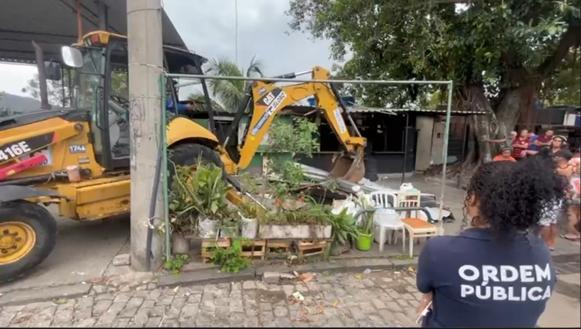 Retroescavadeira foi utilizada para demolir constru&ccedil;&otilde;es irregulares - Reprodu&ccedil;&atilde;o / v&iacute;deo