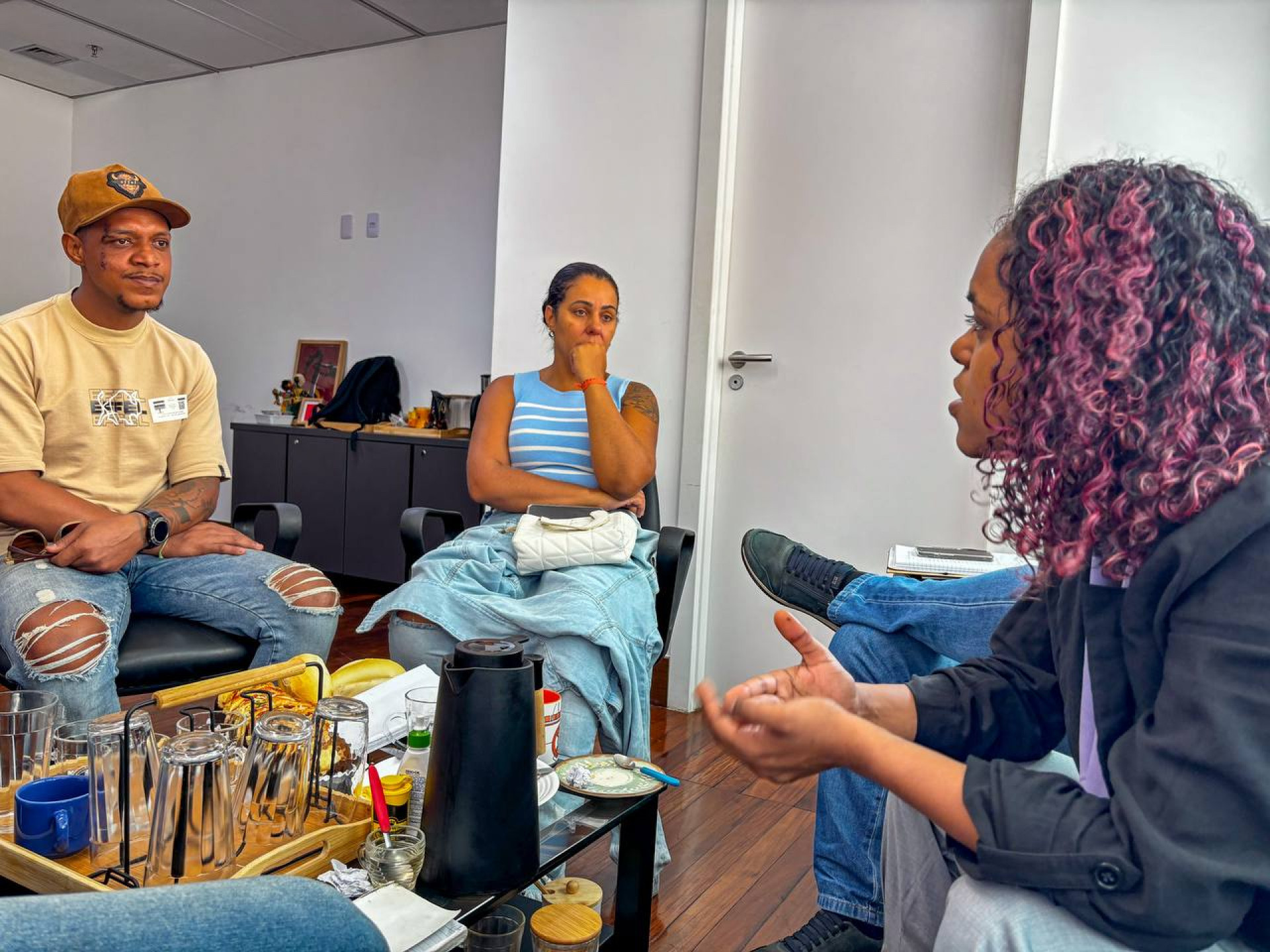 Gugu Hawaiano foi recebido pela Comissão de Defesa dos Direitos Humanos e Cidadania da Alerj - Divulgação / CDDHC 