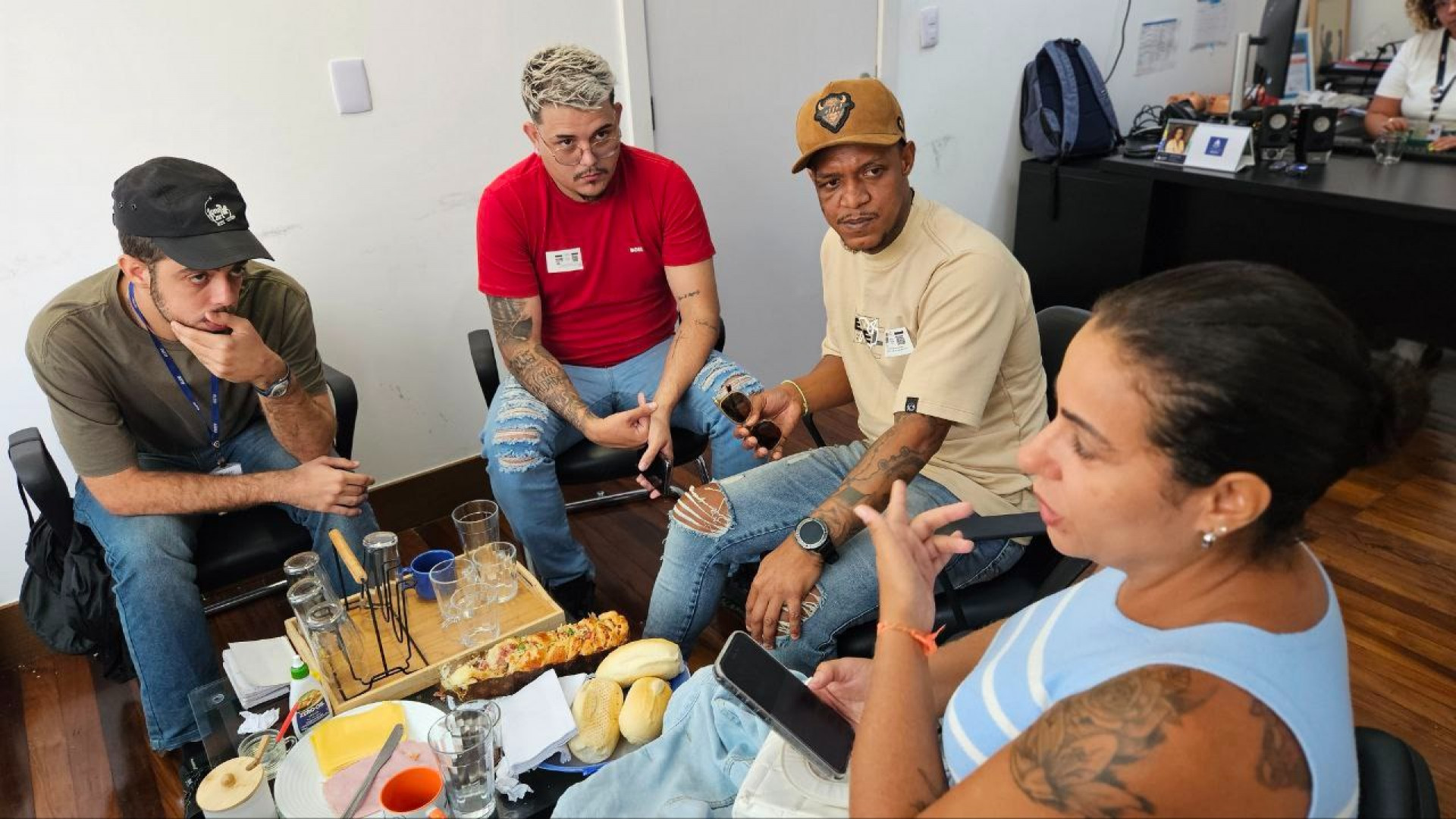 Gugu Hawaiano foi recebido pela Comissão de Defesa dos Direitos Humanos e Cidadania da Alerj - Divulgação / CDDHC 