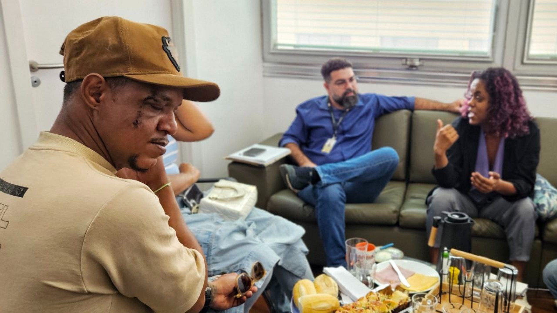 Gugu Hawaiano foi recebido pela Comissão de Defesa dos Direitos Humanos e Cidadania da Alerj - Divulgação / CDDHC 