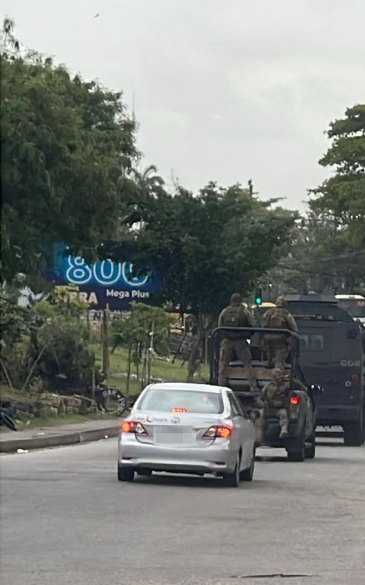 Viaturas e ve&iacute;culos blindados circulam pelas ruas da Vila Kennedy - Reprodu&ccedil;&atilde;o/Redes Sociais