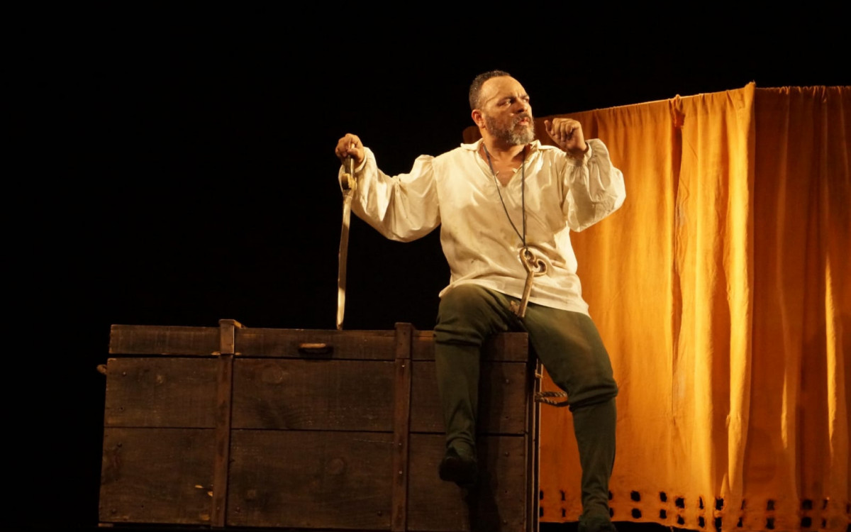 A trupe apresenta cenas de \