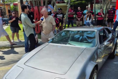 Ídolo do Flamengo, Zico reencontra seu carro esportivo após 45 anos