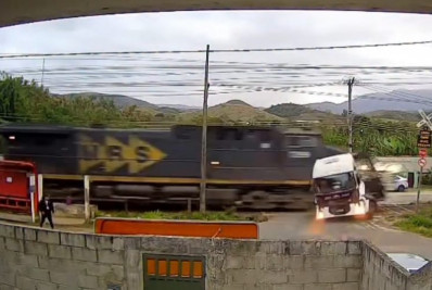 Vídeo: acidente entre trem e caminhão deixa duas pessoas feridas em Vassouras