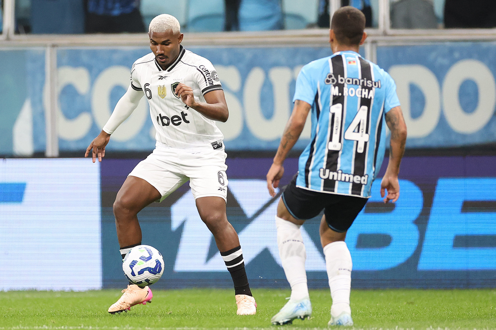 Cuiabano em ação no jogo entre Grêmio e Botafogo - Vítor Silva/Botafogo