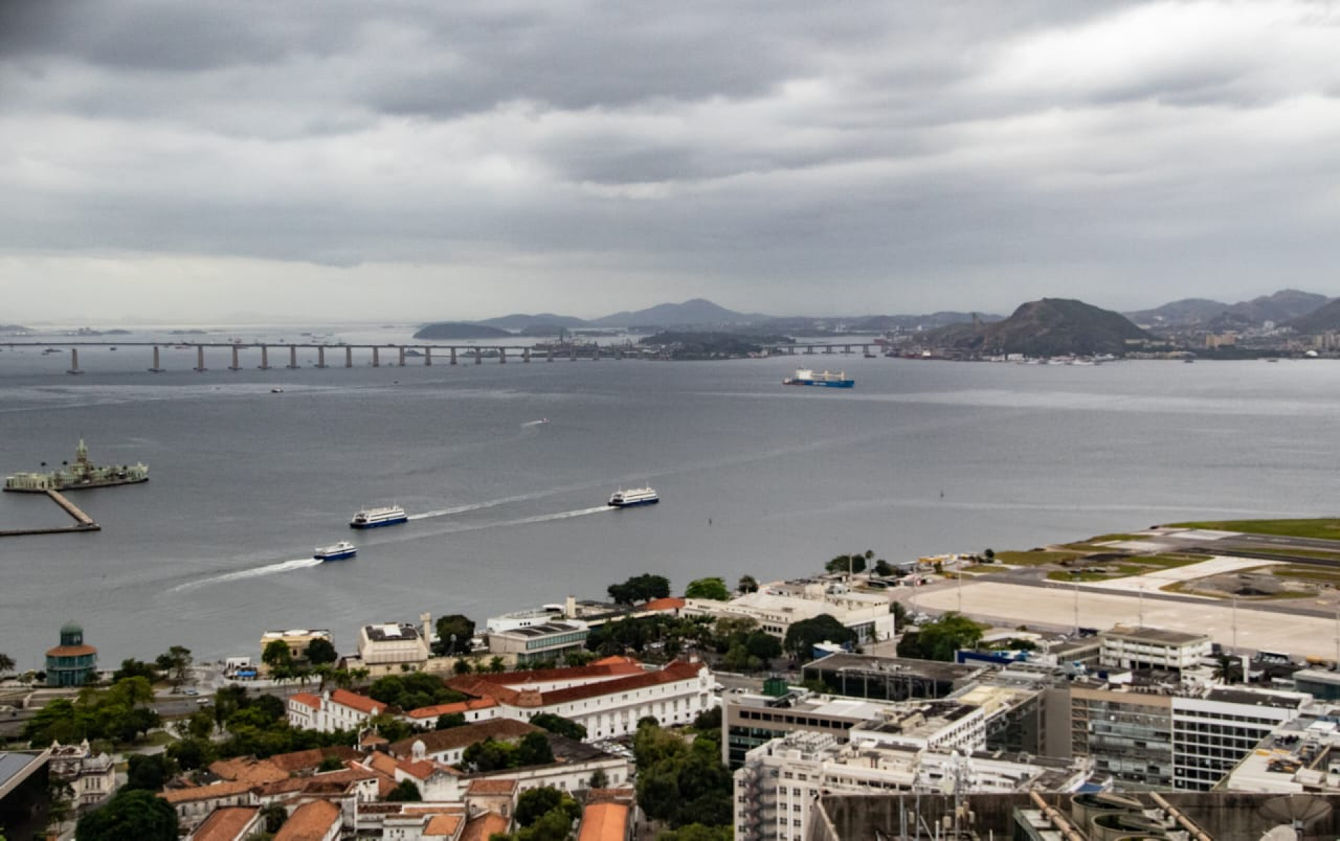 Visão do alto do prédio Santos Dumont na rua Santa Luzia - Érica Martin / Agência O Dia 