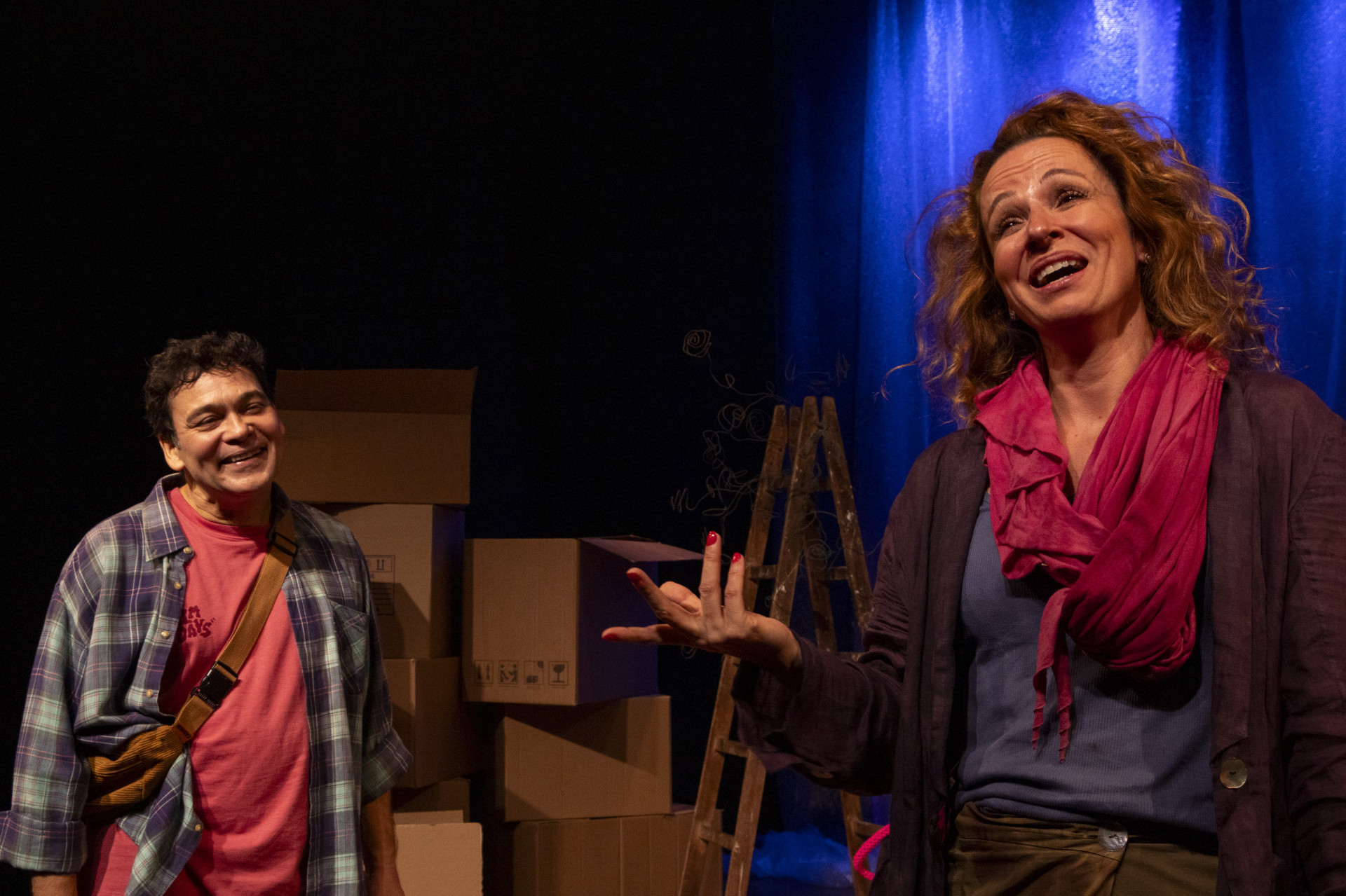 Claudio Gabriel e Francisca Queiroz em cena na peça 