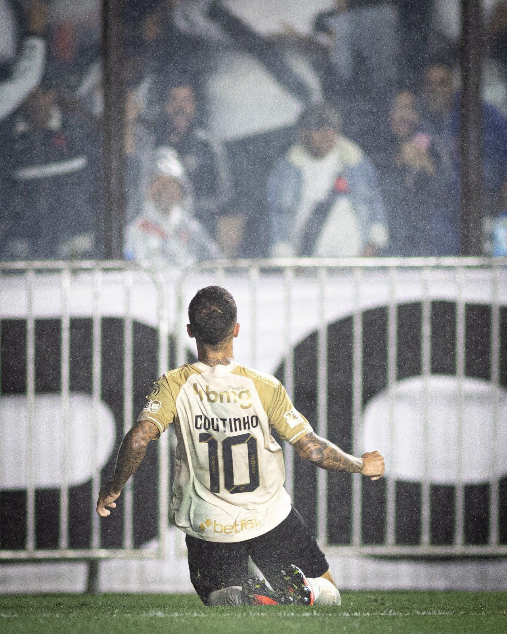 Coutinho vai para a galera após fazer o primeiro gol do Vasco - Matheus Lima / Vasco