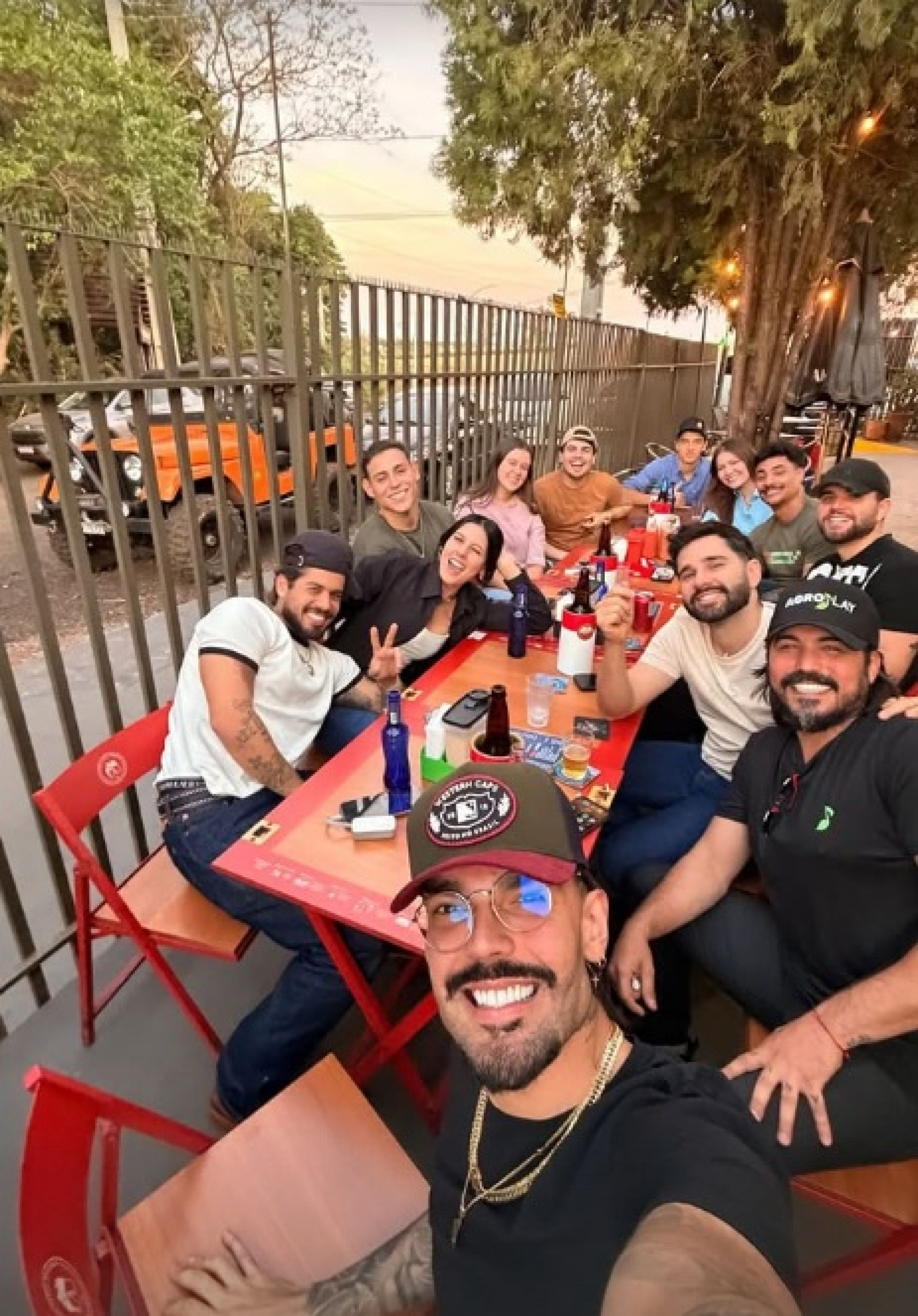 Momento que Zé Felipe também está com a mão na perna de Ana Castela.