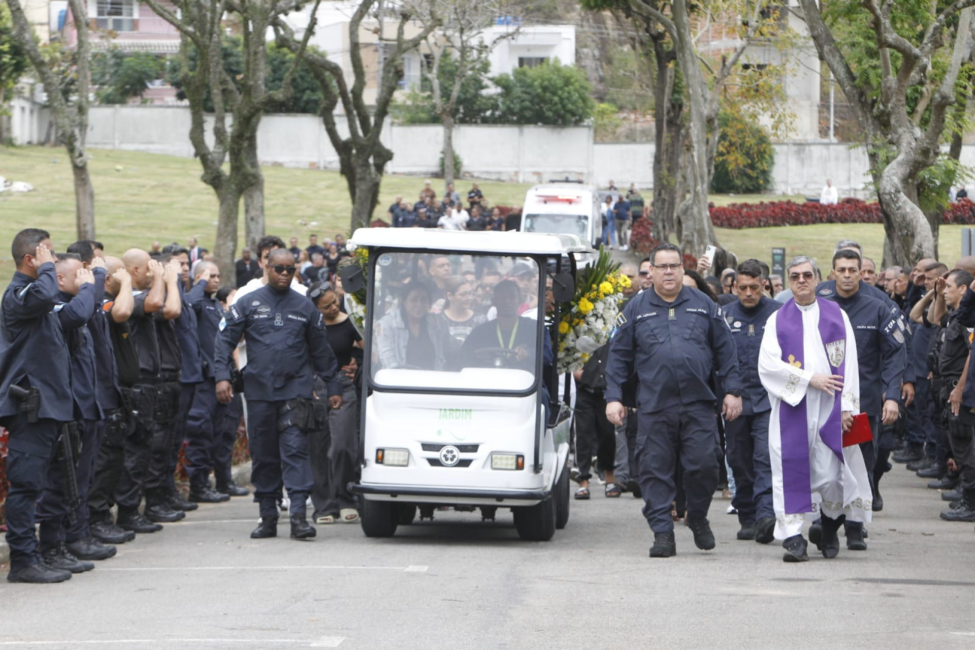 Enterro do PM Sidney Debossam ocorreu no Cemitério Jardim da Saudade, em Sulacap - Reginaldo Pimenta / Agência O Dia