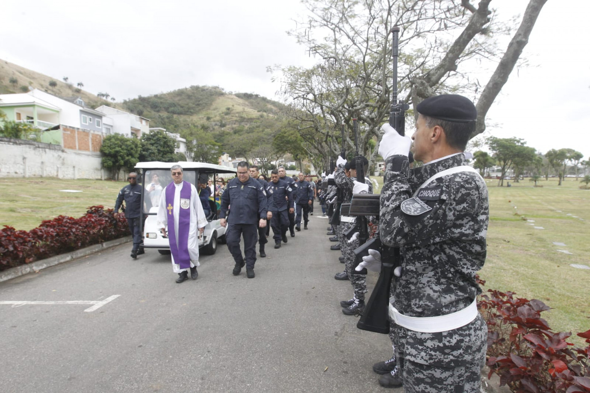 Enterro do PM Sidney Debossam ocorreu no Cemitério Jardim da Saudade, em Sulacap - Reginaldo Pimenta / Agência O Dia