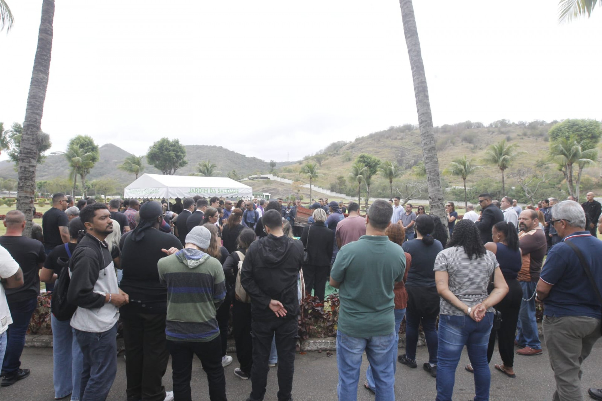 Enterro do PM Sidney Debossam ocorreu no Cemitério Jardim da Saudade, em Sulacap - Reginaldo Pimenta / Agência O Dia