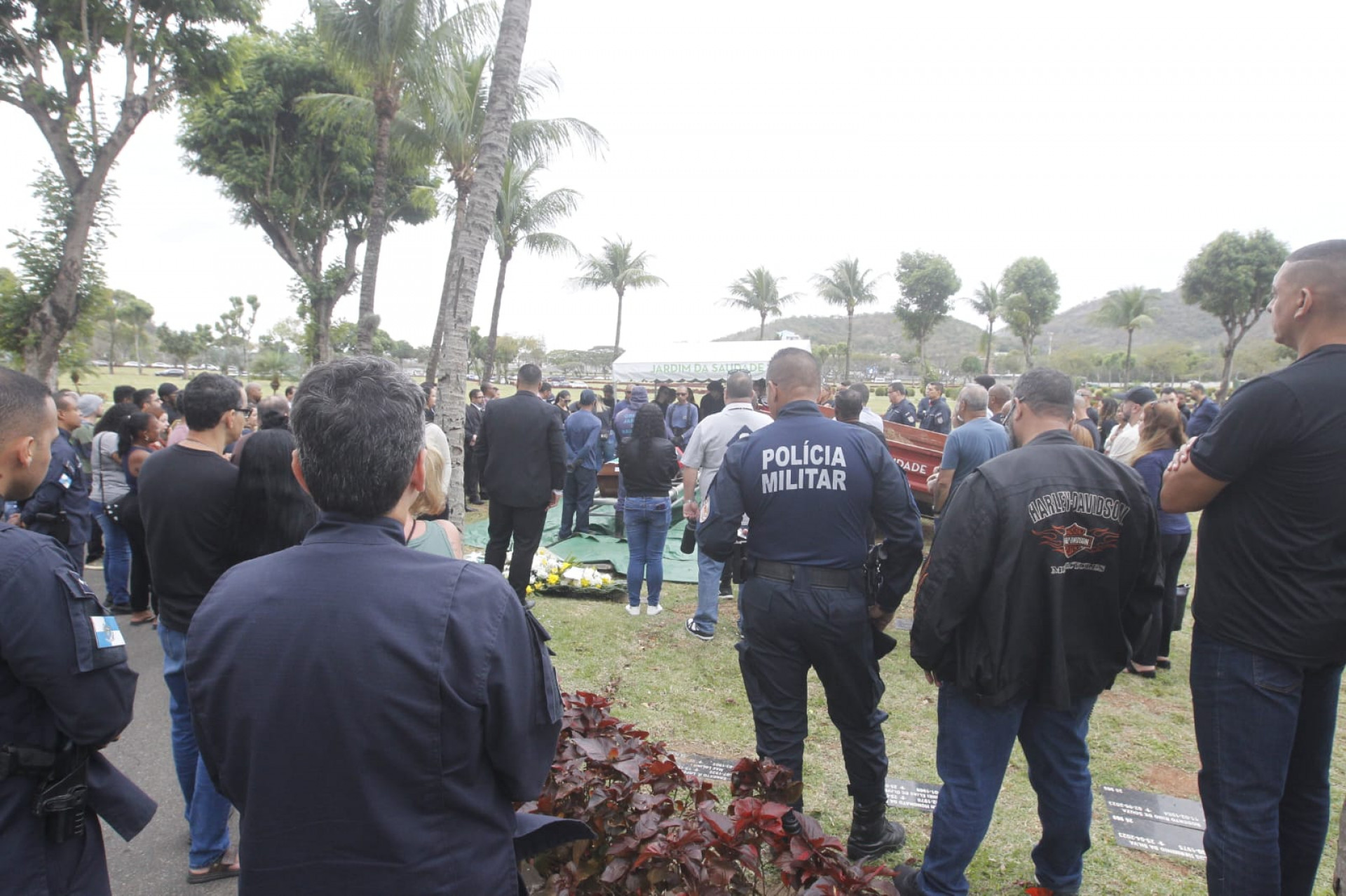 Enterro do PM Sidney Debossam ocorreu no Cemitério Jardim da Saudade, em Sulacap - Reginaldo Pimenta / Agência O Dia